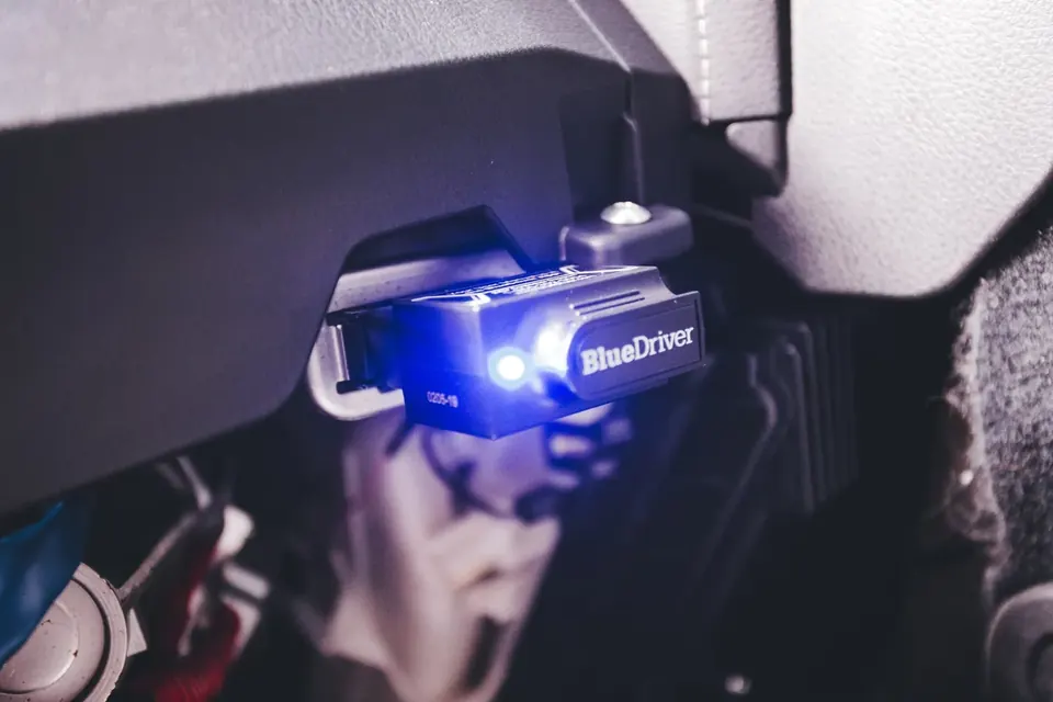 Сканер OBD-II подключён к диагностическому разъёму